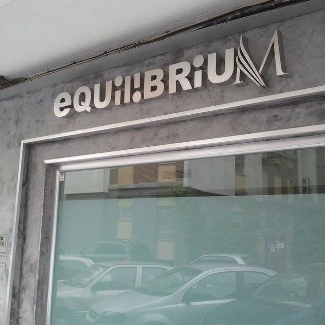 Megarótulo MegaGroupsur fachada equilibrium